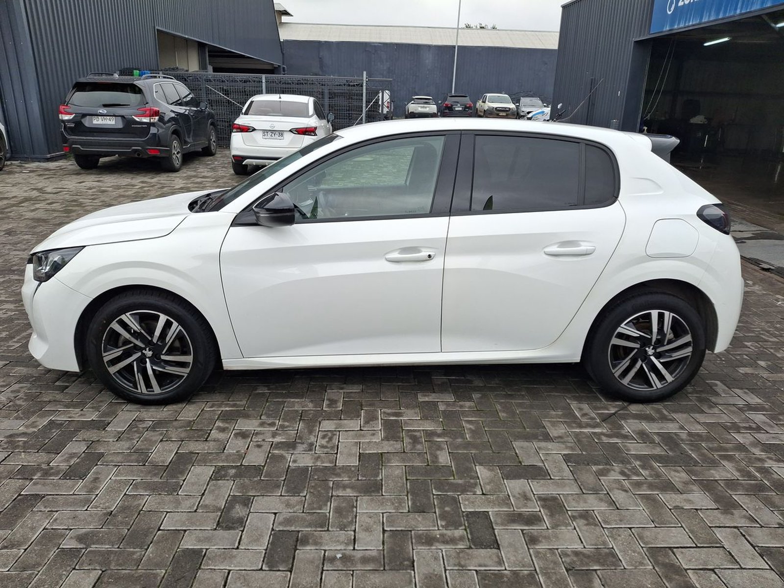 Peugeot 208 1.2 Puretech Allure Pack 130 4x2 Eat8 5p 2024 - Foto 4 de 8