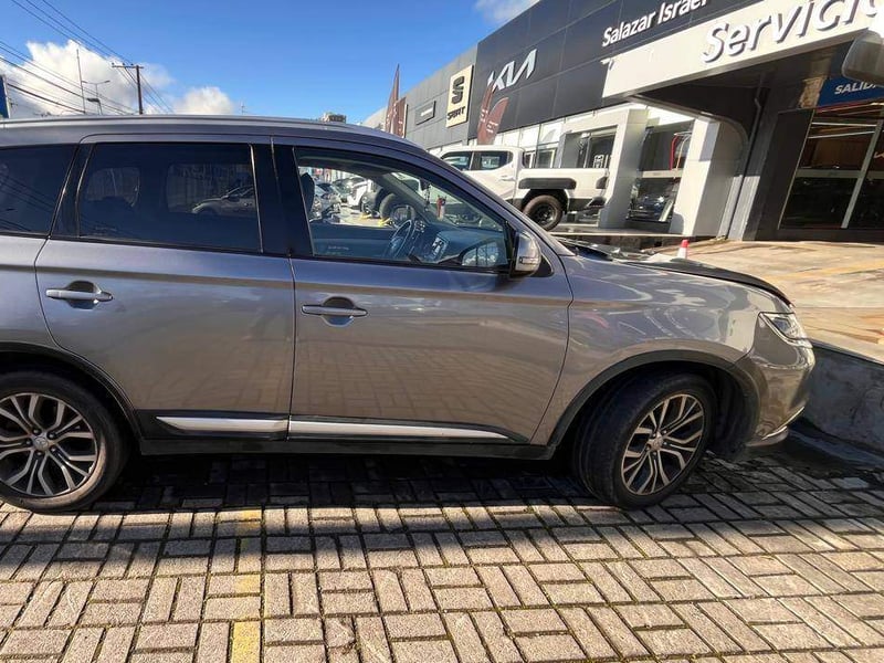 Mitsubishi Outlander 2.4 Glx 4x4 At 5p 2018 - Imagen 3 de 5