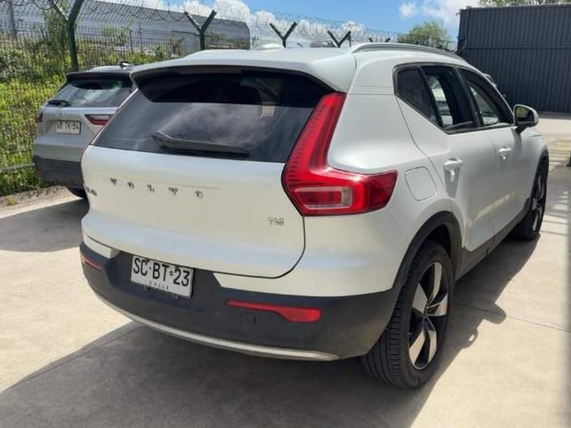 Volvo Xc40 2.0 T4 Momentum Fwd At 5p 2022 - Imagen 4 de 5