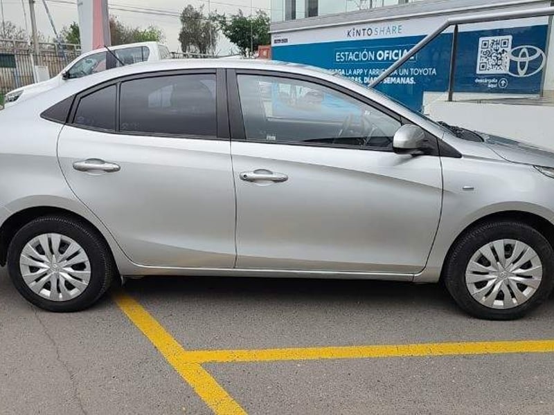 Toyota Yaris Sedan 1.5 Gli E 4x2 At 4p 2022 - Imagen 3 de 5