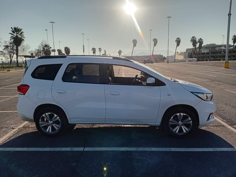 Chevrolet Spin 1.8 Premier 4x2 Mt 5p 2023 - Imagen 3 de 5