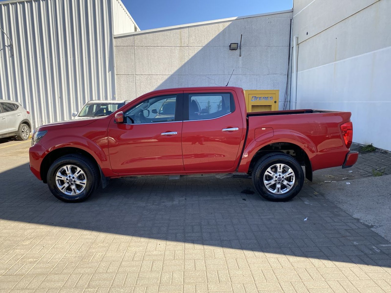 Nissan Navara 2.3d Xe Diesel 4x2 Dob.cab. Mt 4p 2024 - Imagen 4 de 8