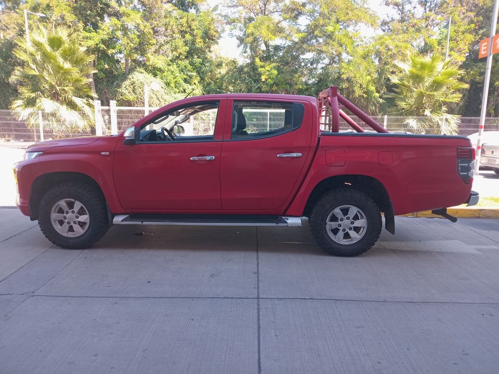 Mitsubishi L200 2.2 Katana Crt Diesel Dob. Cab. 4x4 Mt 4p 2024 - Foto 4 de 8