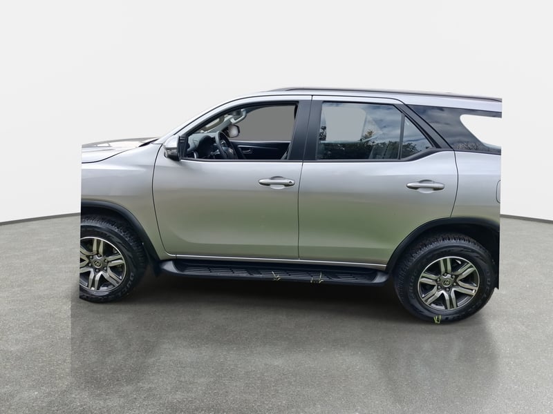 Toyota Fortunner 2.8 Sr5 Tdi Diesel 4x4 Mt 5p 2024 - Imagen 3 de 7