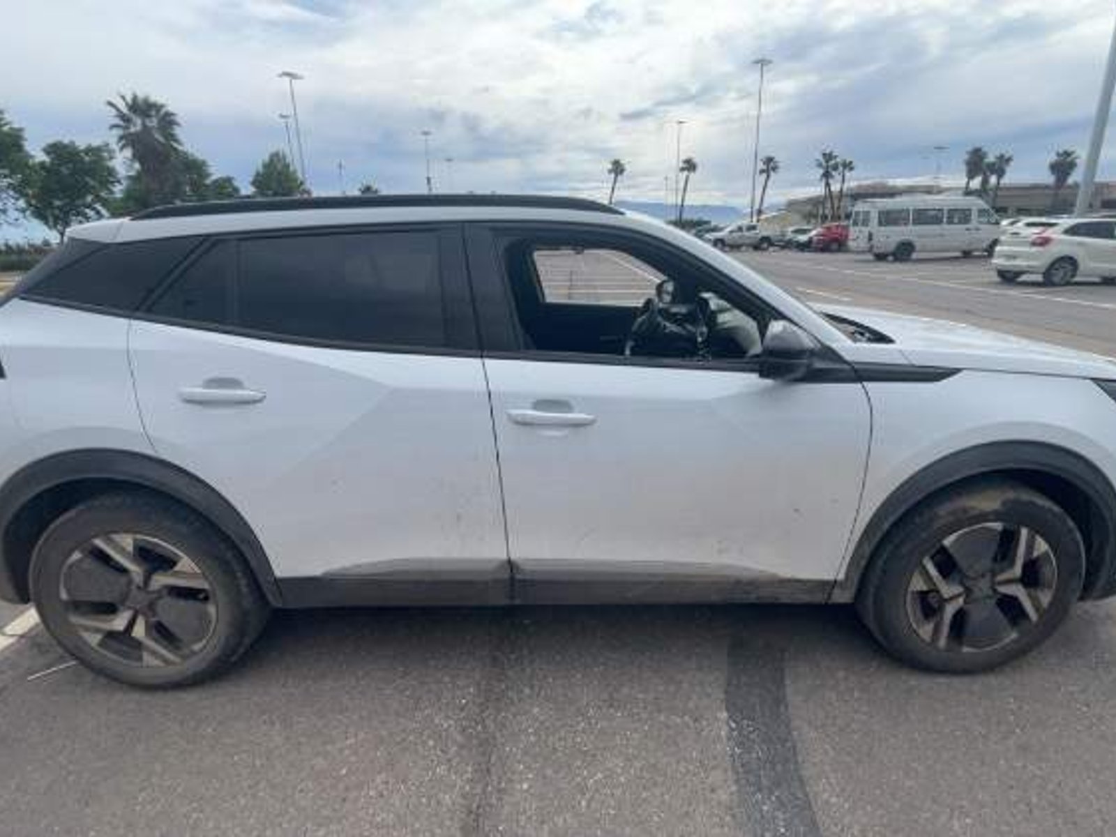Peugeot 2008 1.2 Allure Pack Puretech 130hp 4x2 Eat8 5p 2024 - Foto 3 de 5