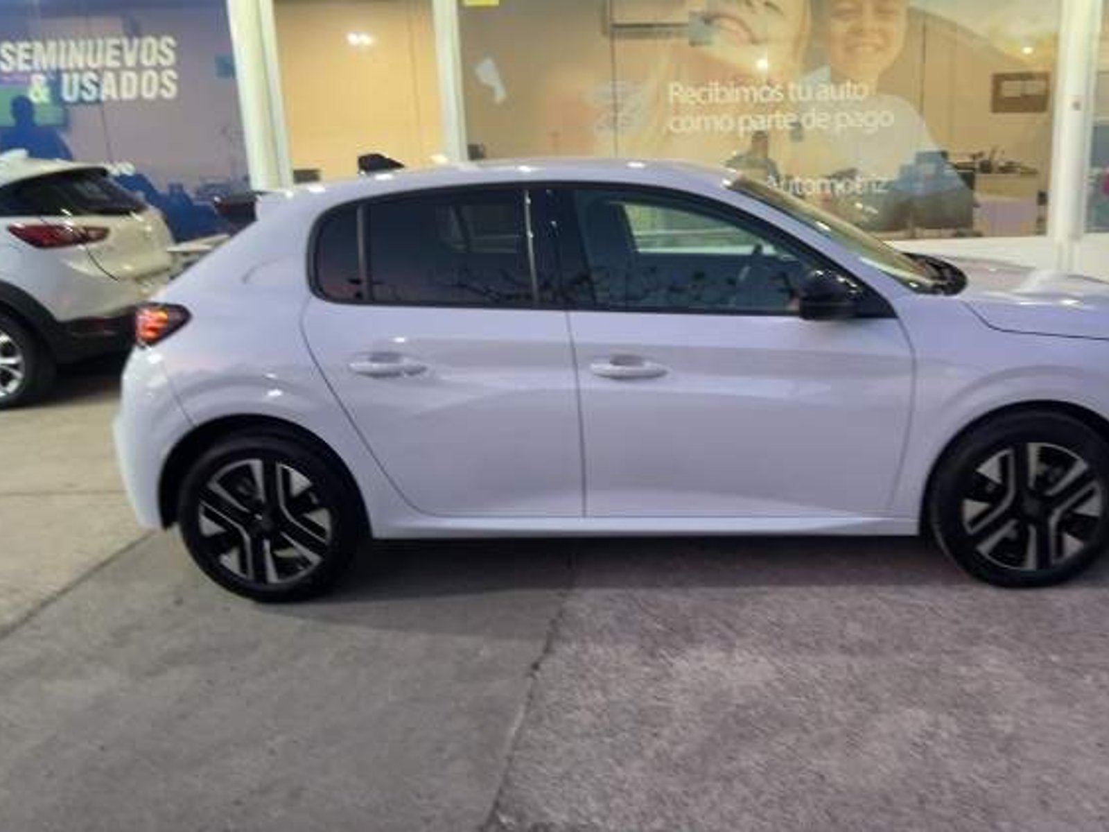 Peugeot 208 1.2 Mca Allure Mhev 136 4x2 Edct6 At 5p 2026 - Foto 3 de 5