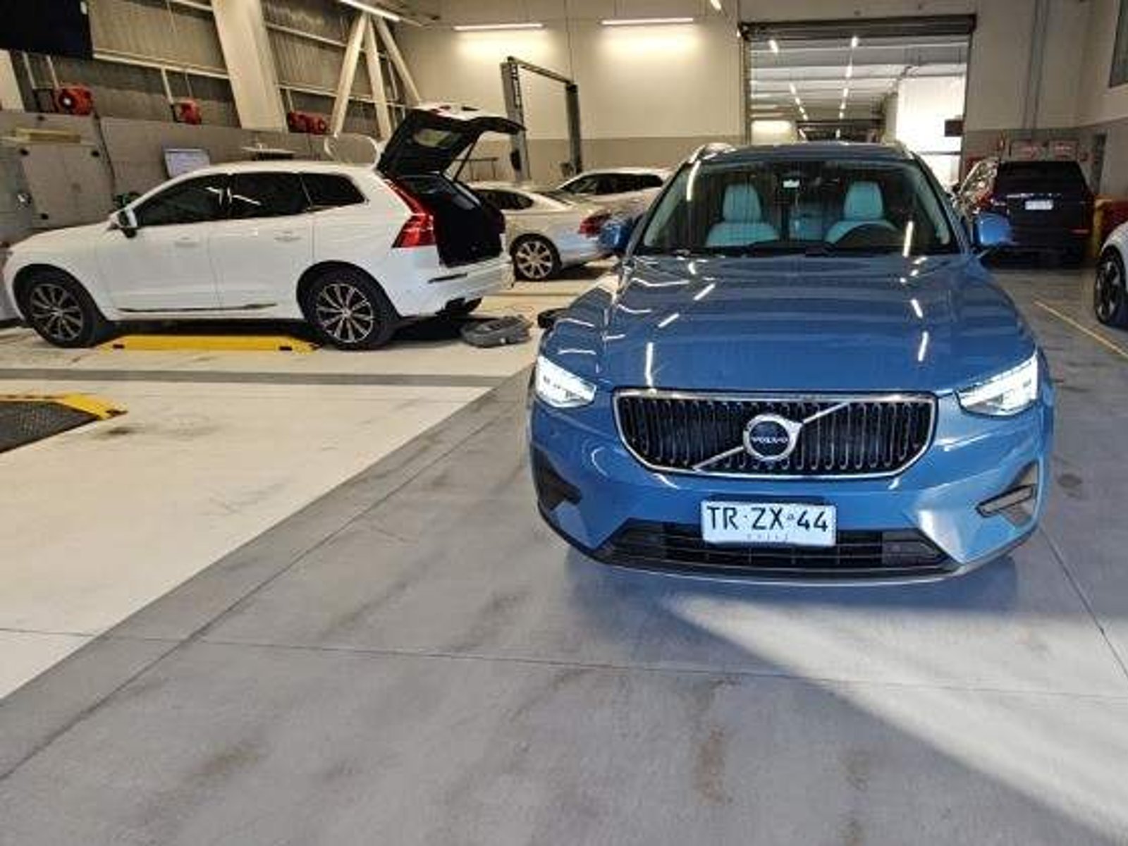 Volvo Xc40 2.0 B4 Plus Hibrido Fwd 4x2 At 5p 2025 - Foto 2 de 5