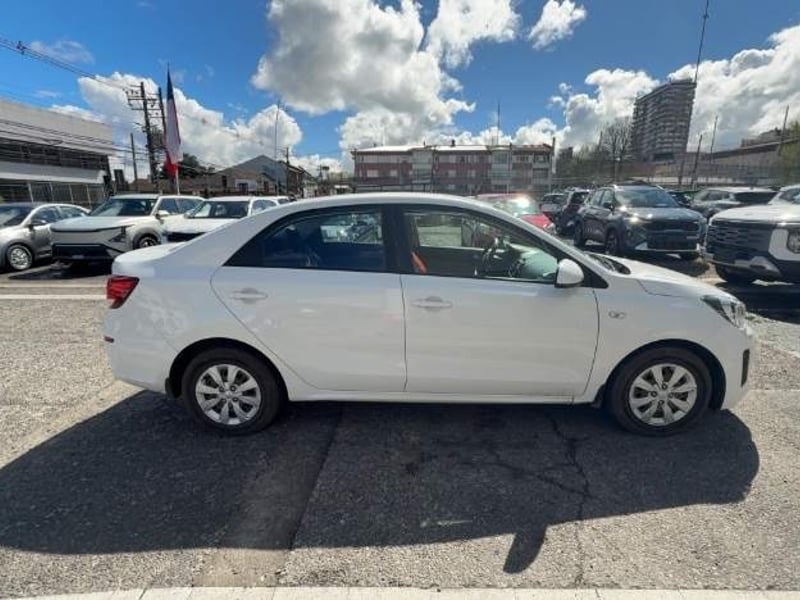 Kia Soluto 1.4 Lx Ac 4x2 Mt 4p 2023 - Imagen 3 de 5