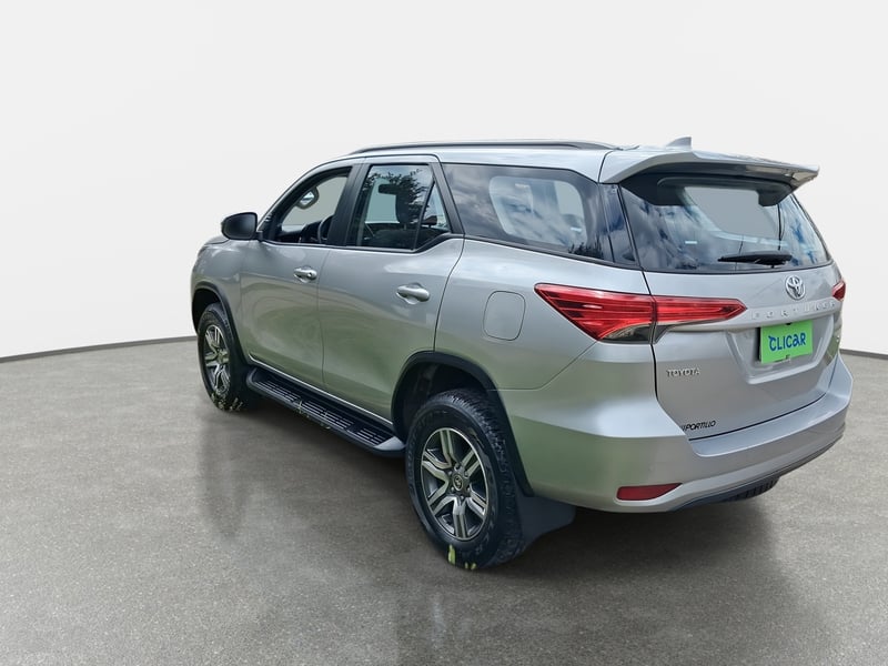 Toyota Fortunner 2.8 Sr5 Tdi Diesel 4x4 Mt 5p 2024 - Imagen 4 de 7