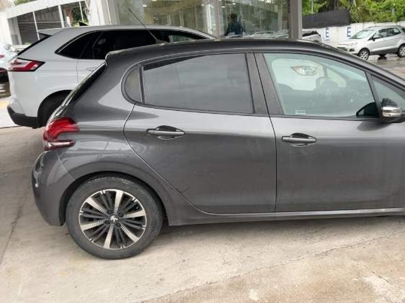 Peugeot 208 1.5 Signature+ Bluehdi Diesel 4x2 100 Mt5 5p 2020 - Imagen 3 de 5