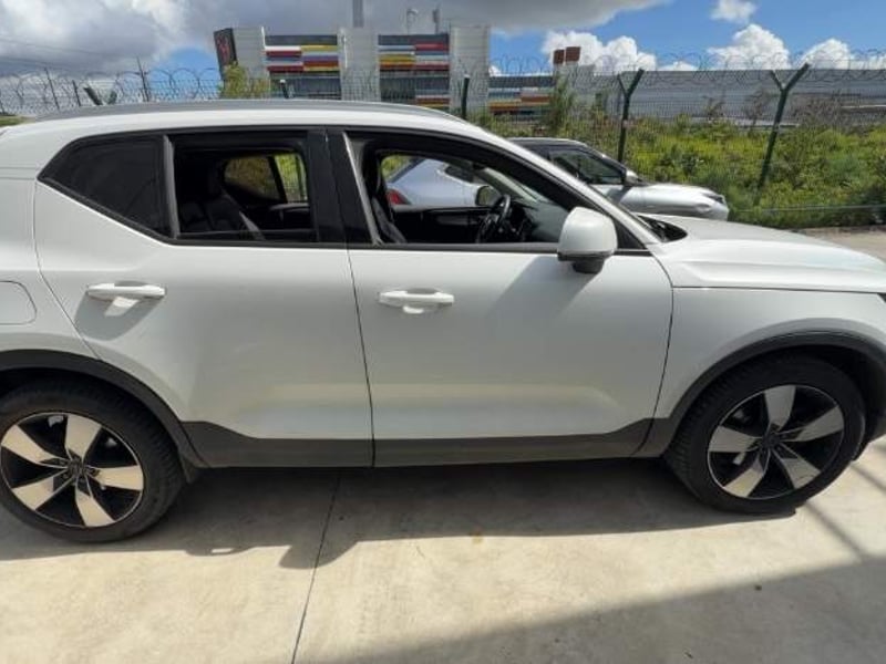 Volvo Xc40 2.0 T4 Momentum Fwd At 5p 2022 - Imagen 3 de 5