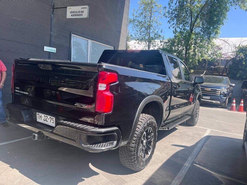 Chevrolet Silverado 6.2 Zr2 4x4 At 4p 2024 - Imagen 4 de 5