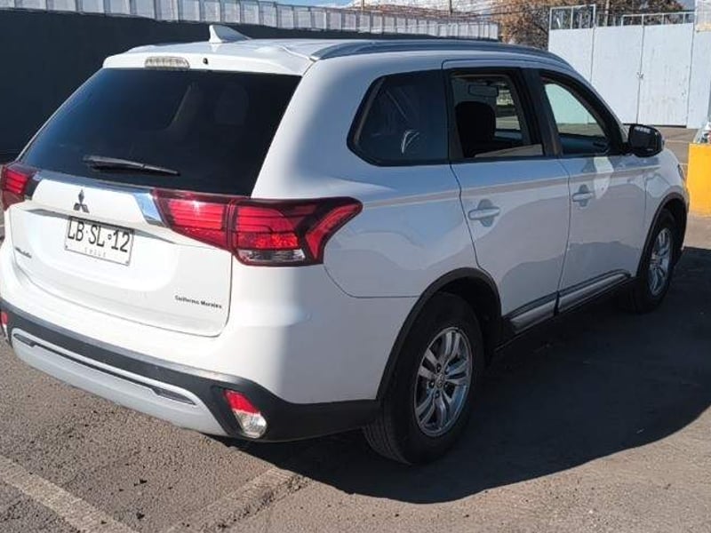 Mitsubishi Outlander 2.0 4x2 Mt 5p 2019 - Imagen 4 de 5