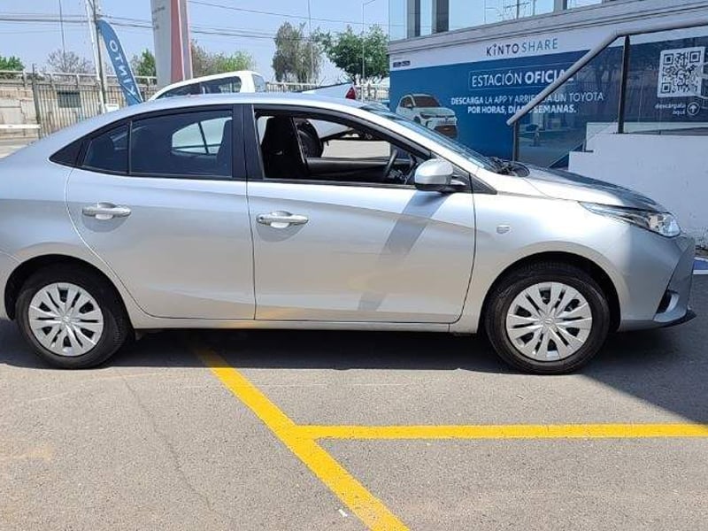 Toyota Yaris Sedan 1.5 Gli E 4x2 At 4p 2022 - Imagen 3 de 5