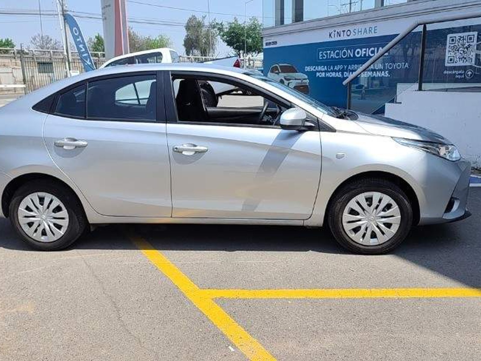 Toyota Yaris Sedan 1.5 Gli E 4x2 At 4p 2022 - Foto 3 de 5