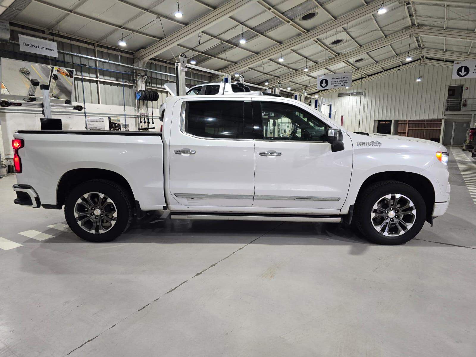 Chevrolet Silverado 3.0 High Country 4x4 At 4p 2023 - Imagen 3 de 5