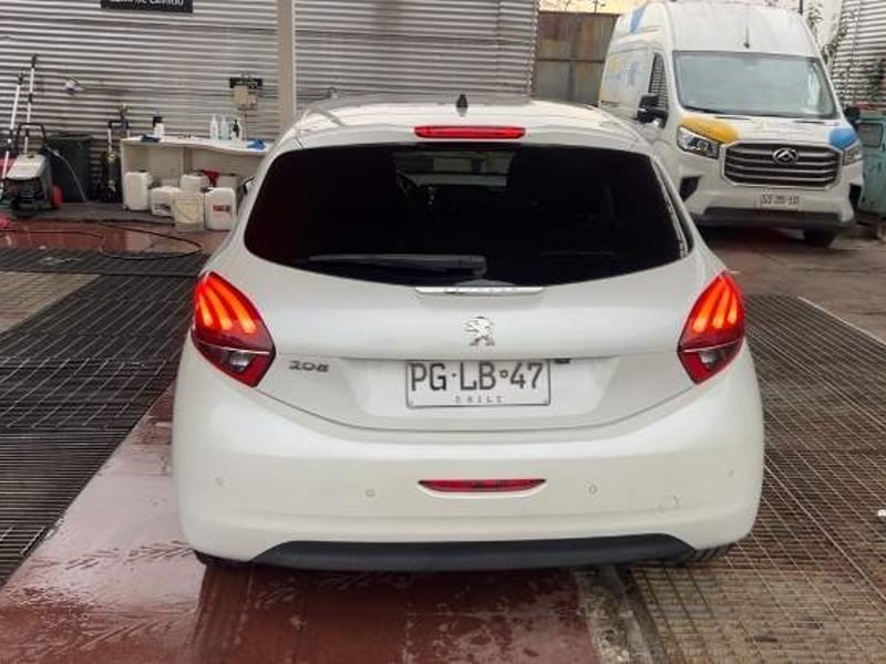 Peugeot 208 1.2 Signature Puretech 4x2 82 Mt5 5p 2020 - Imagen 5 de 5