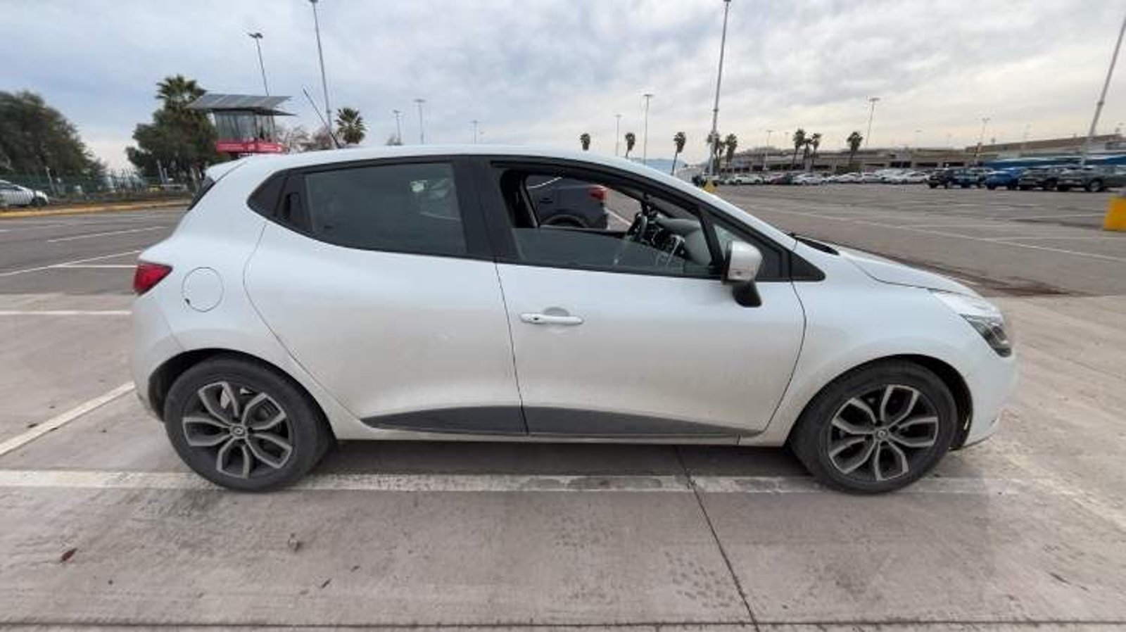 Renault Clio 0.9t Expression 4x2 Hb Mt 5p 2021 - Imagen 3 de 5