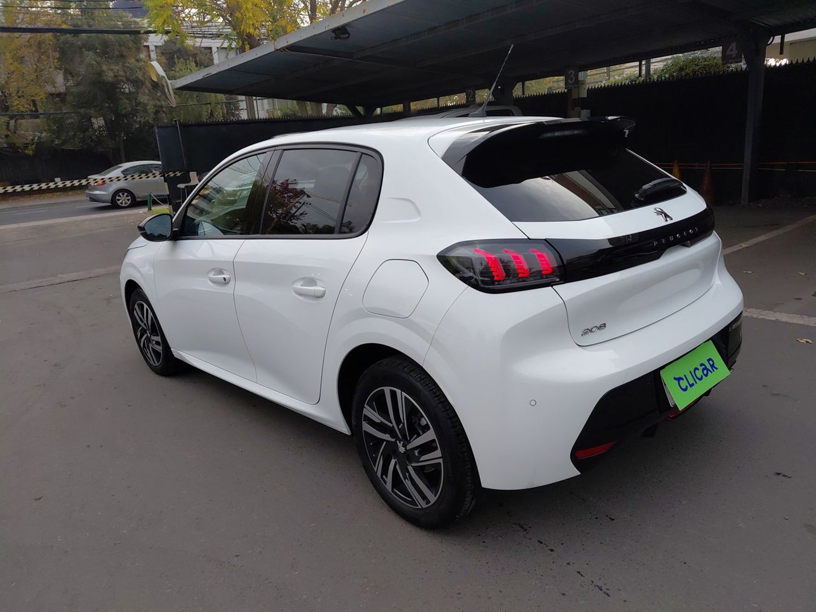 Peugeot 208 1.2 Puretech Allure Pack 130 4x2 Eat8 5p 2023 - Foto 5 de 8