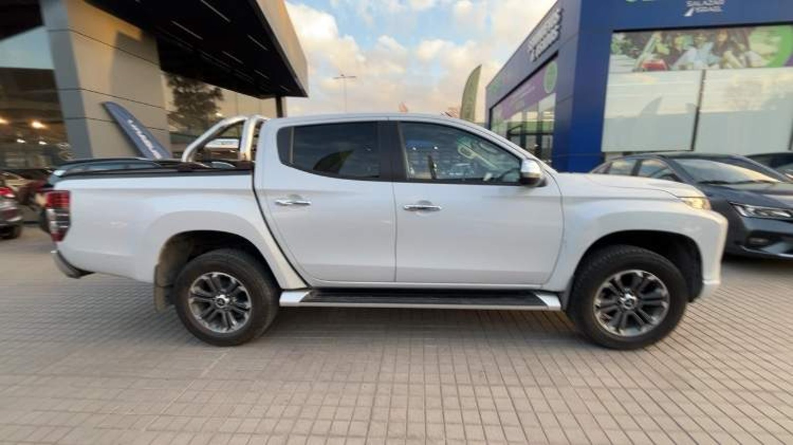 Mitsubishi L200 2.4 Dakar Crs Diesel Dob. Cab. 4x4 At 4p 2022 - Foto 3 de 8