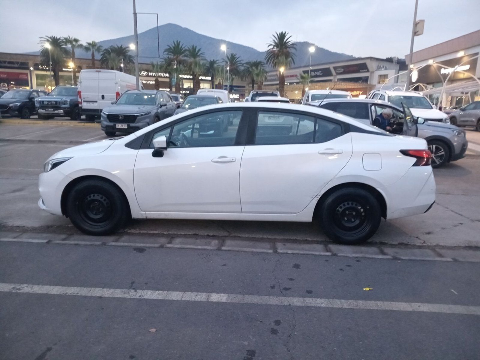 Nissan Versa 1.6 Sense 4x2 Mt 4p 2020 - Imagen 4 de 8