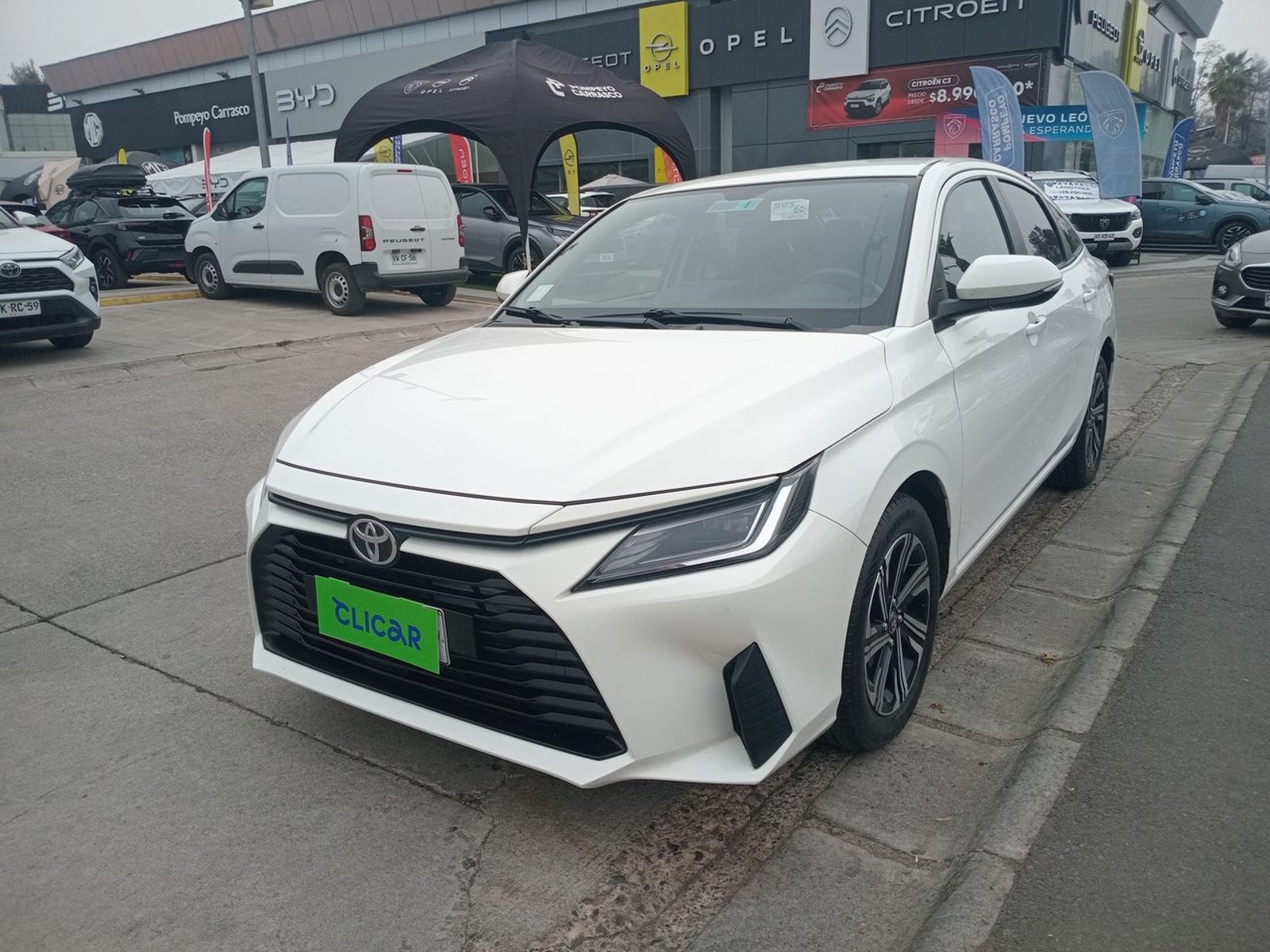 Toyota Yaris 1.5 E 4x2 Sdn Mt 4p 2023 - Foto 2 de 8