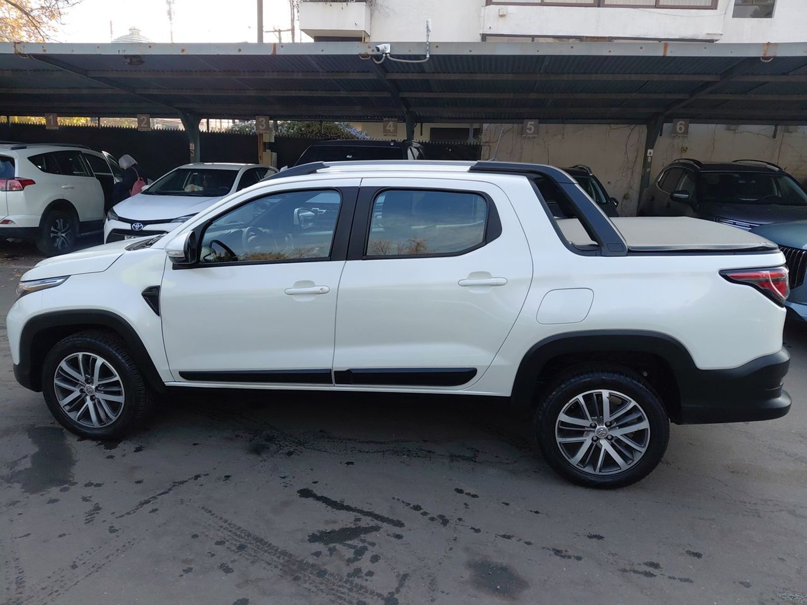 Ram 700 1.3 Laramie 4x2 Dob. Cab. Mt 4p 2022 - Imagen 4 de 8