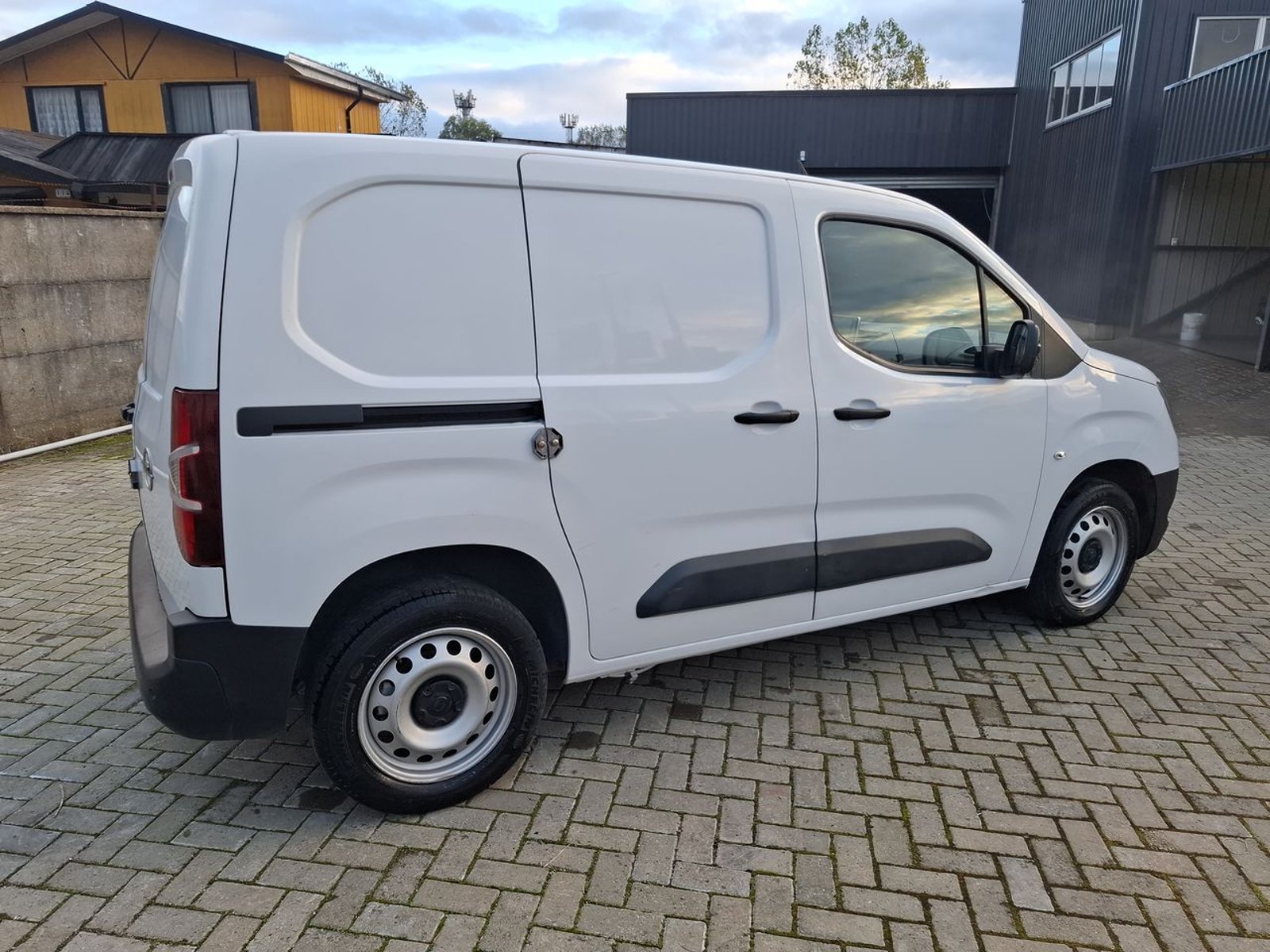 Opel Combo 1.6 Combo Td Diesel 4x2 Mt 5p 2023 - Imagen 7 de 8