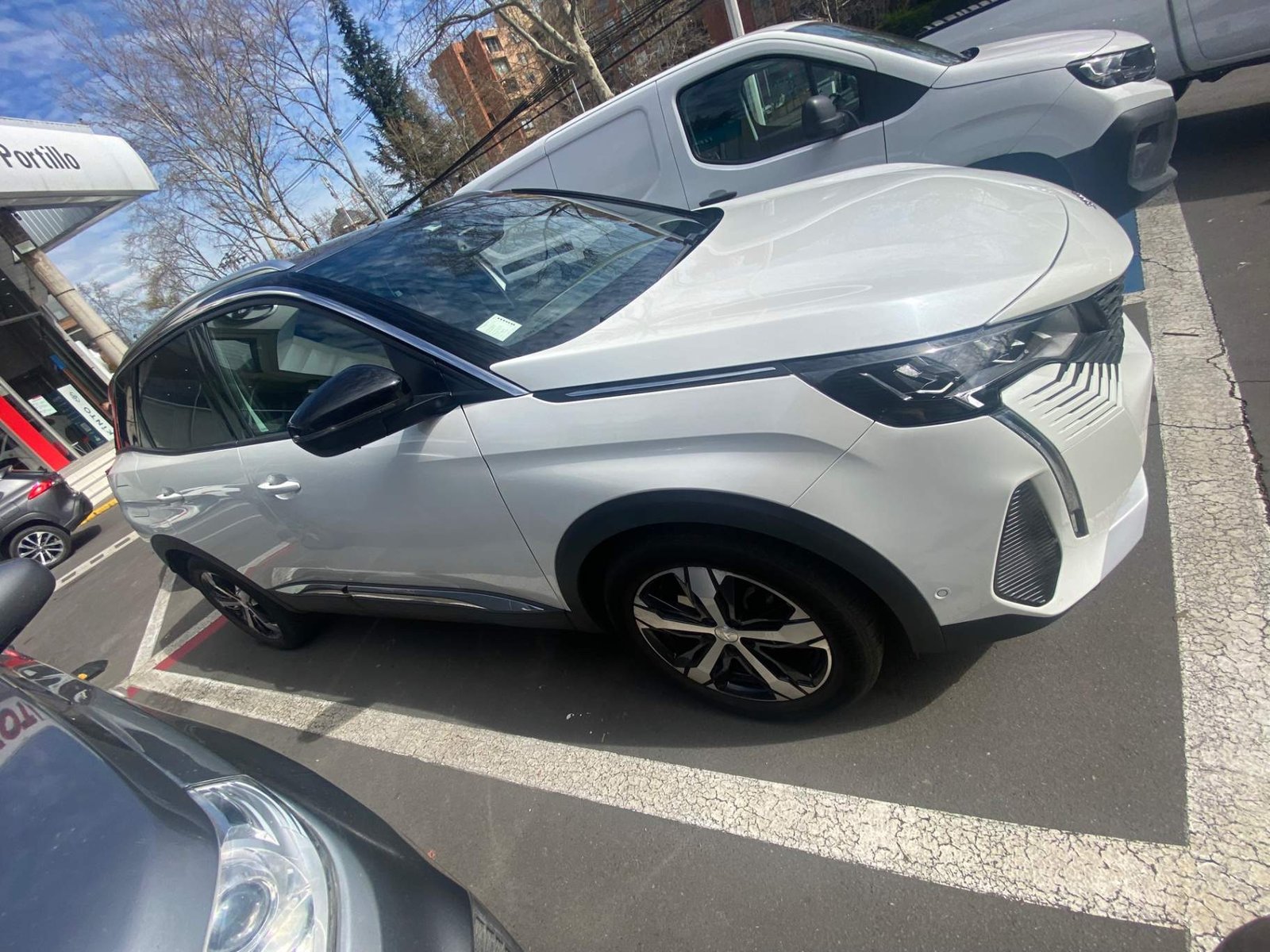Peugeot 3008 1.5 Allure Pack Bluehdi 130 4x2 Eat8 5p 2023 - Foto 3 de 5