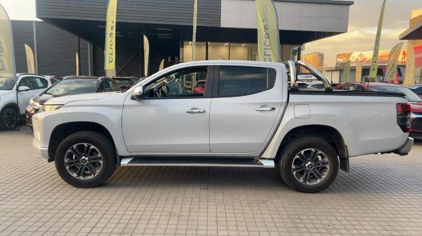 Mitsubishi L200 2.4 Dakar Crs Diesel Dob. Cab. 4x4 At 4p 2022 - Imagen 8 de 8