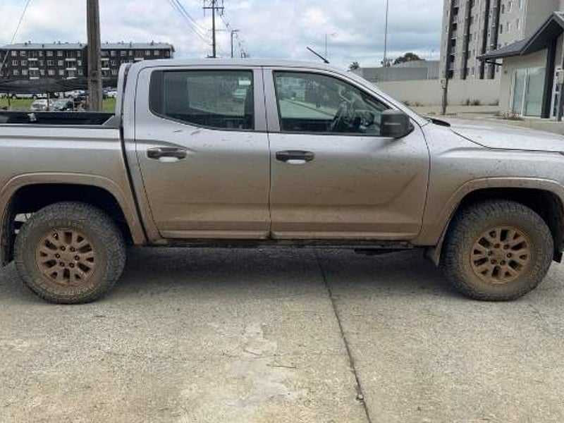 Mitsubishi L200 2.4 Katana Xrt Diesel 4x4 Dob. Cab. Euro6 Mt 4p 2025 - Imagen 3 de 5