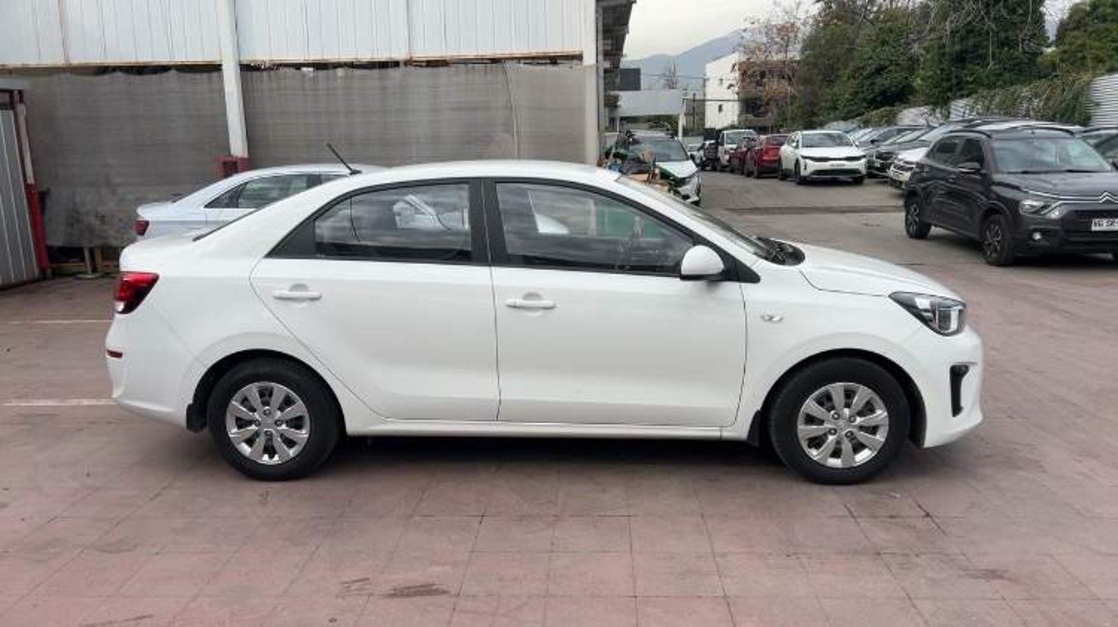 Kia Soluto 1.4 Lx 4x2 Ac Mt 4p 2021 - Imagen 3 de 5