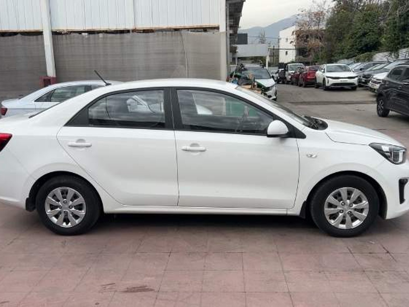 Kia Soluto 1.4 Lx 4x2 Ac Mt 4p 2021 - Foto 3 de 5