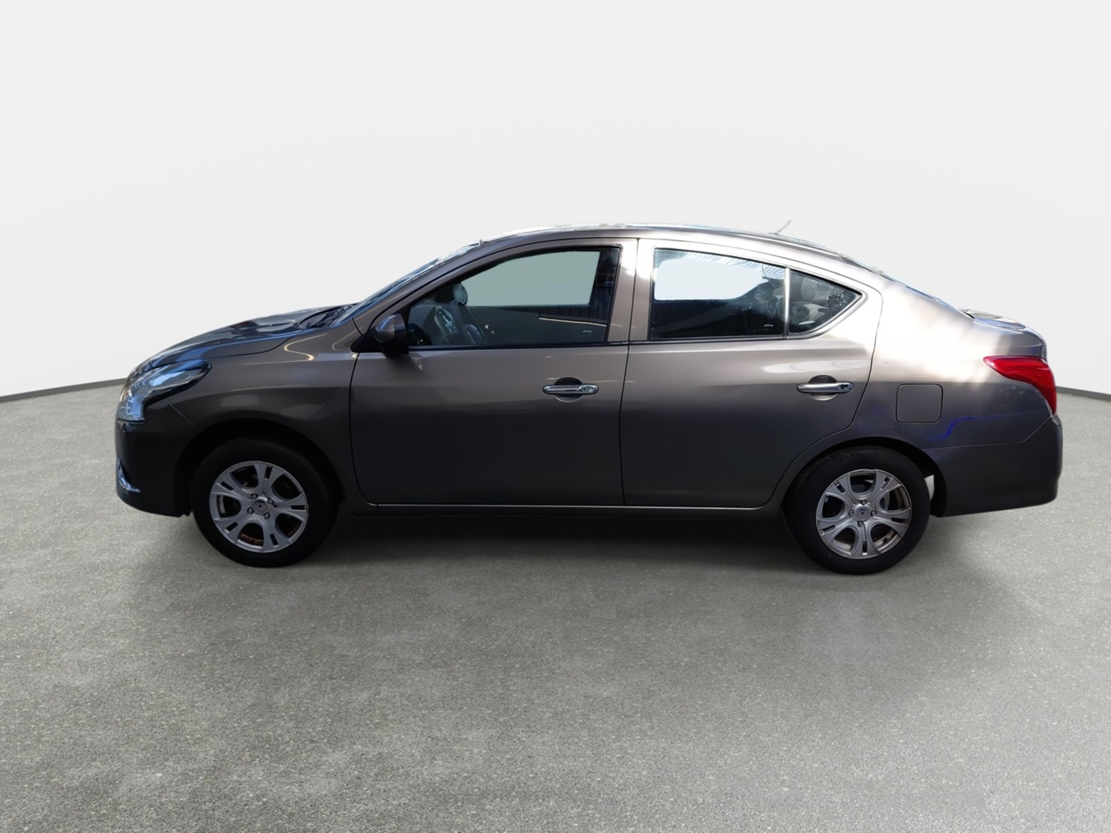 Nissan Versa 1.6 Sense 4x2 Mt 4p 2017 - Foto 4 de 8