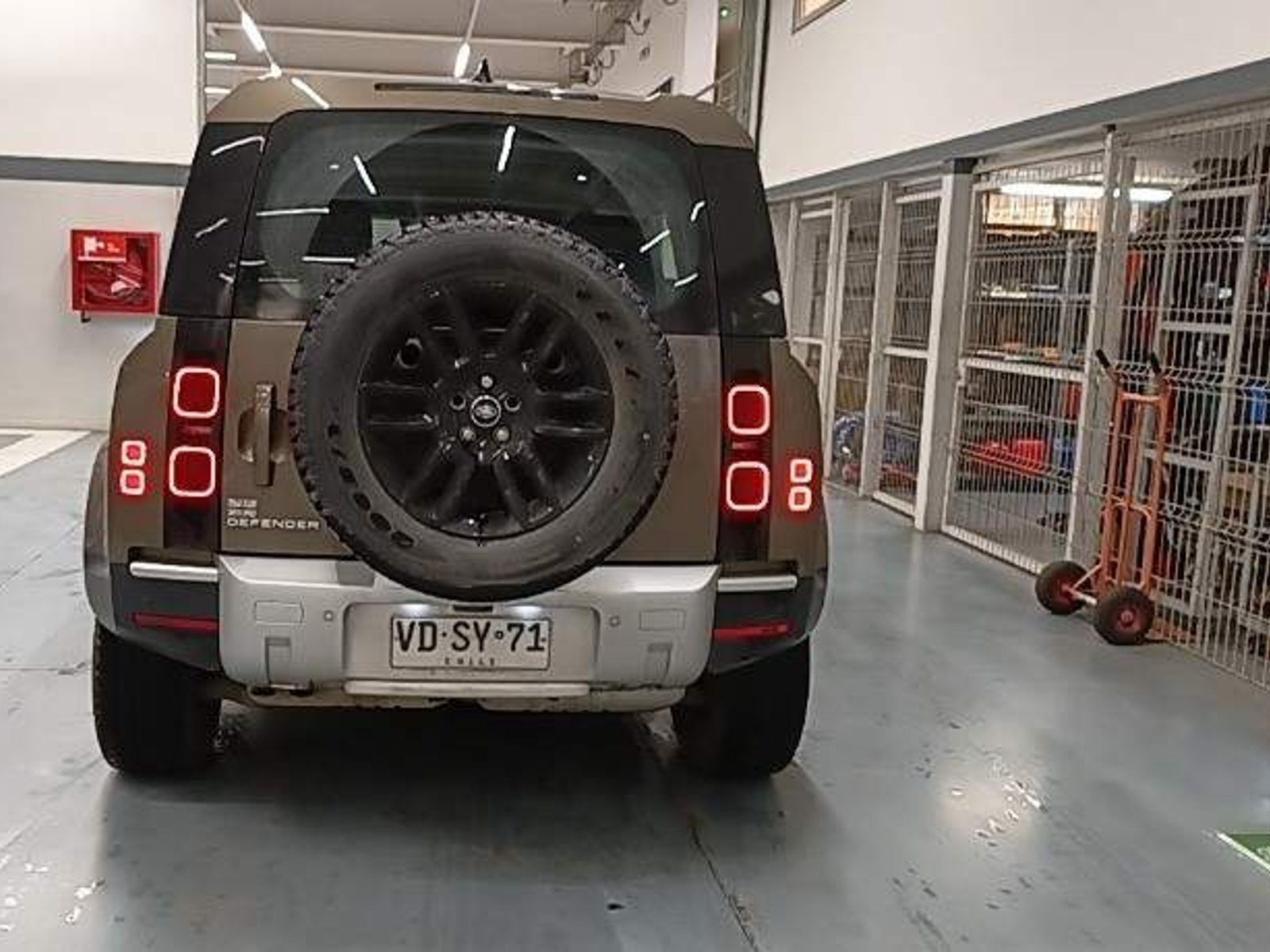 Land Rover Defender 3.0id 110 4x4 At 5p 2025 - Foto 5 de 5