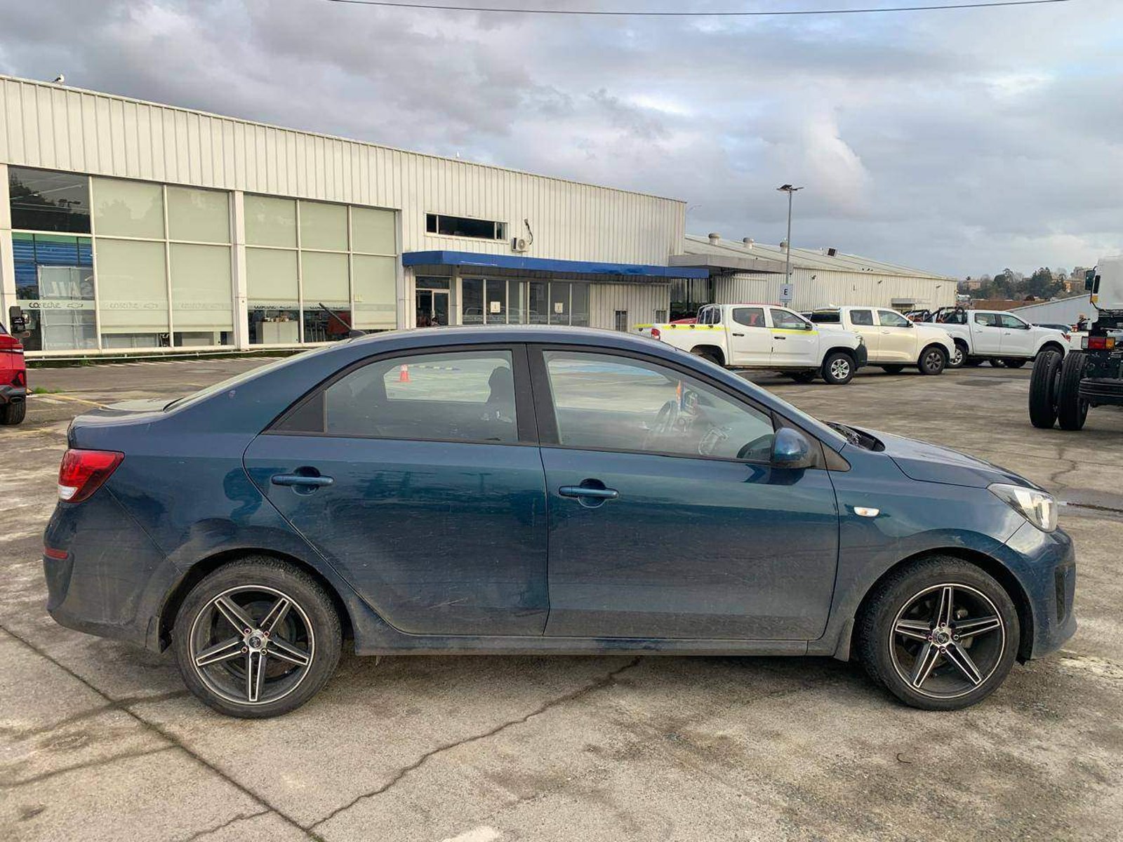Kia Soluto 1.4 Lx Ac 4x2 Mt 4p 2023 - Imagen 3 de 5