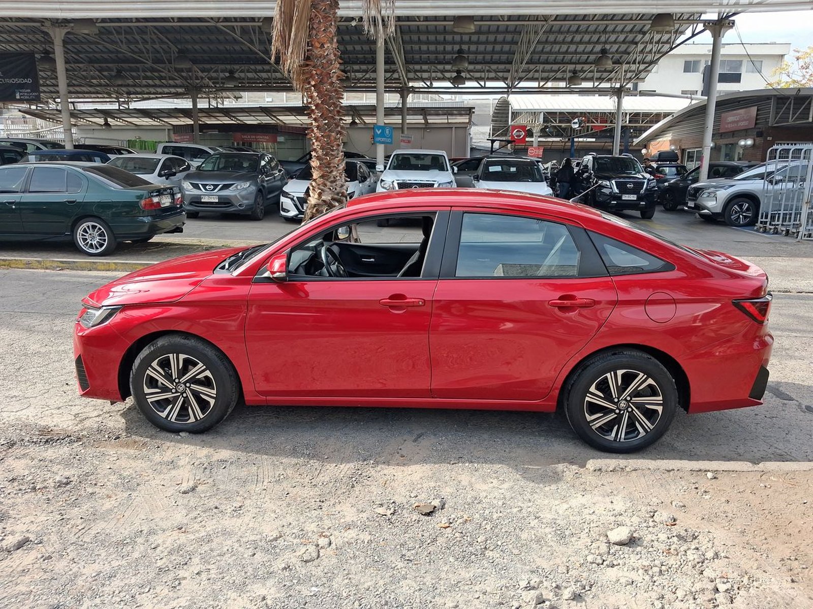 Toyota Yaris 1.5 E 4x2 Sdn Mt 4p 2023 - Imagen 4 de 8