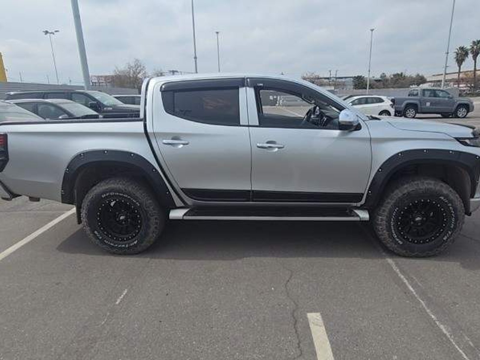 Mitsubishi L200 2.4 Katana Crt Diesel Special Pack Dob. Cab. 4x4 Mt 4p 2022 - Foto 3 de 5