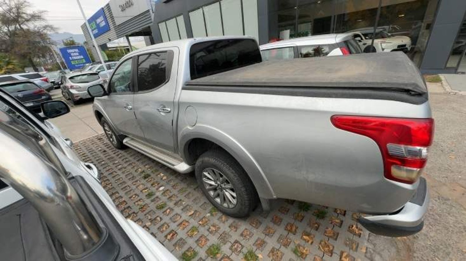 Mitsubishi L200 2.4 Dakar Crs Dob. Cab. Diesel 4x4 Hp At 4p 2019 - Imagen 8 de 8