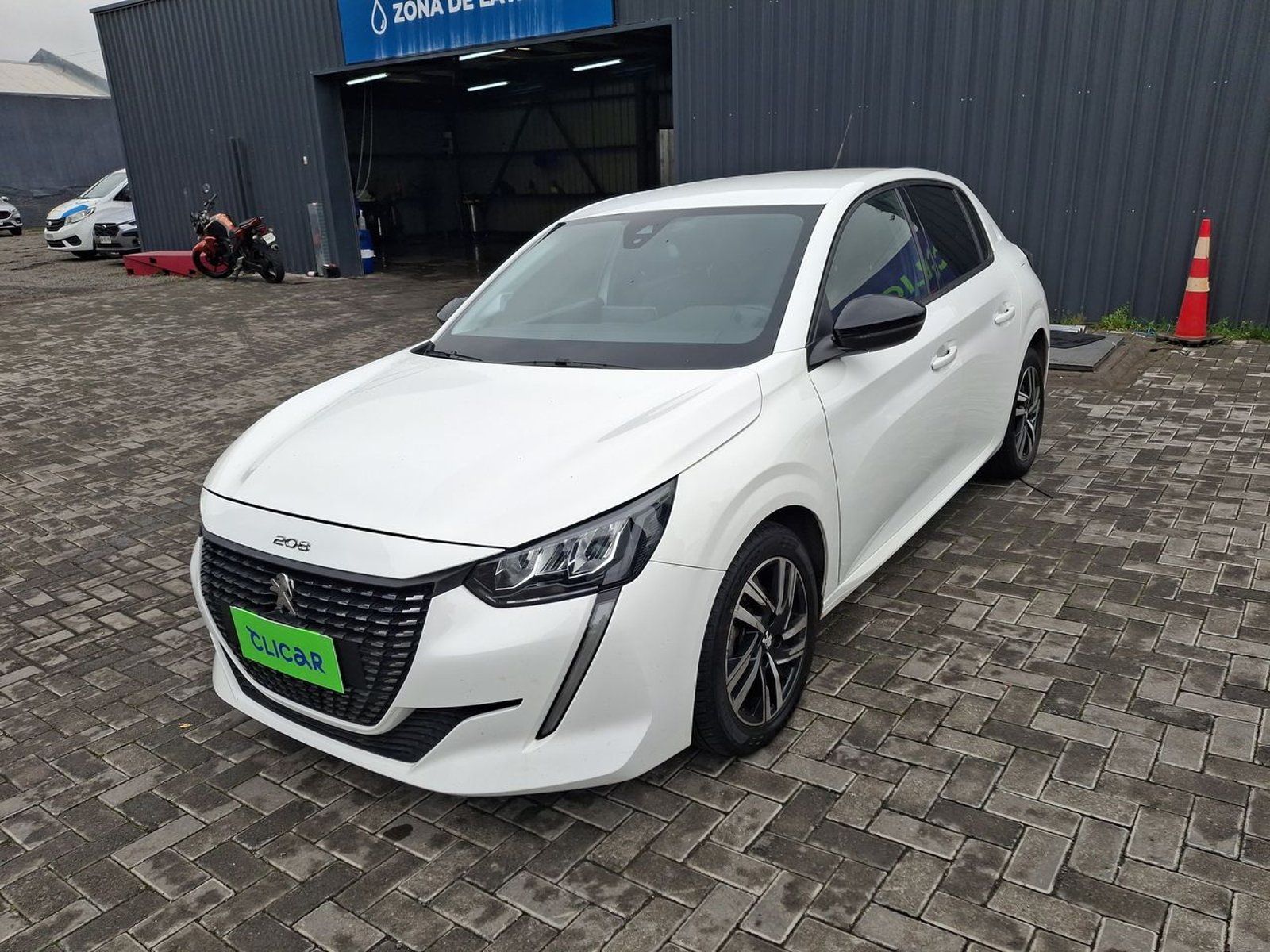Peugeot 208 1.2 Puretech Allure Pack 130 4x2 Eat8 5p 2024 - Foto 3 de 8