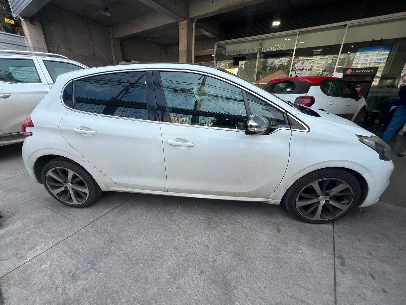 Peugeot 208 1.6 Allure Pack Bluehdi Diesel 4x2 100hp Mt 5p 2018 - Foto 2 de 4