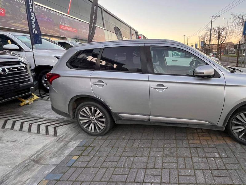 Mitsubishi Outlander 2.4 Glx 4x4 At 5p 2021 - Imagen 3 de 5