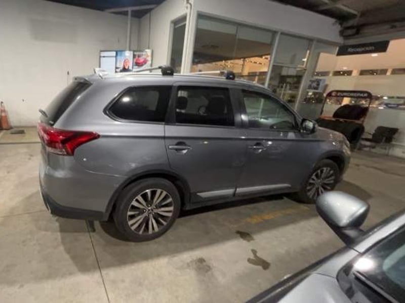 Mitsubishi Outlander 2.4 Glx 4x4 At 5p 2020 - Imagen 3 de 5