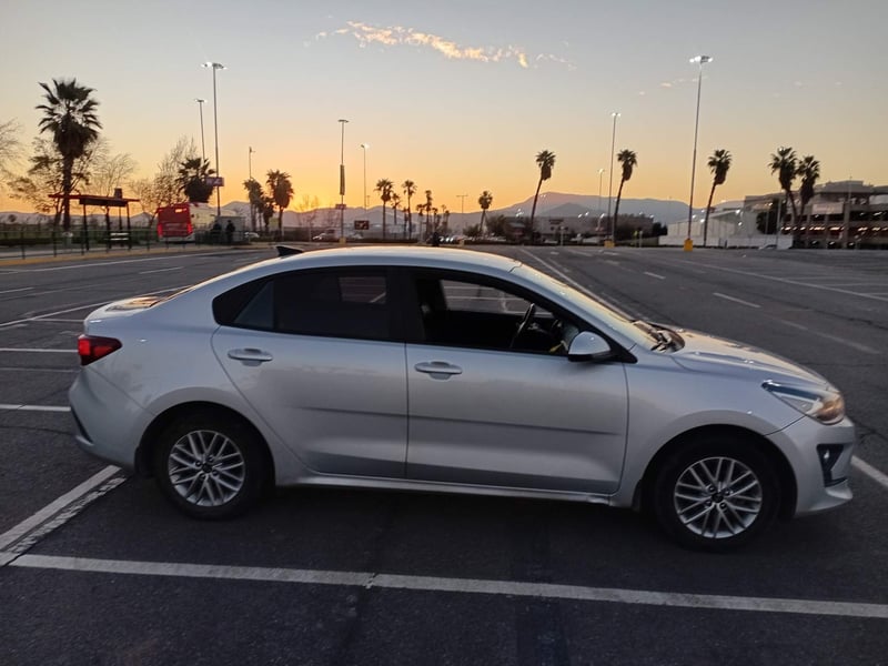 Kia Rio4 1.4 Lx 4x2 Ac Dab 6mt 4p 2023 - Imagen 3 de 5
