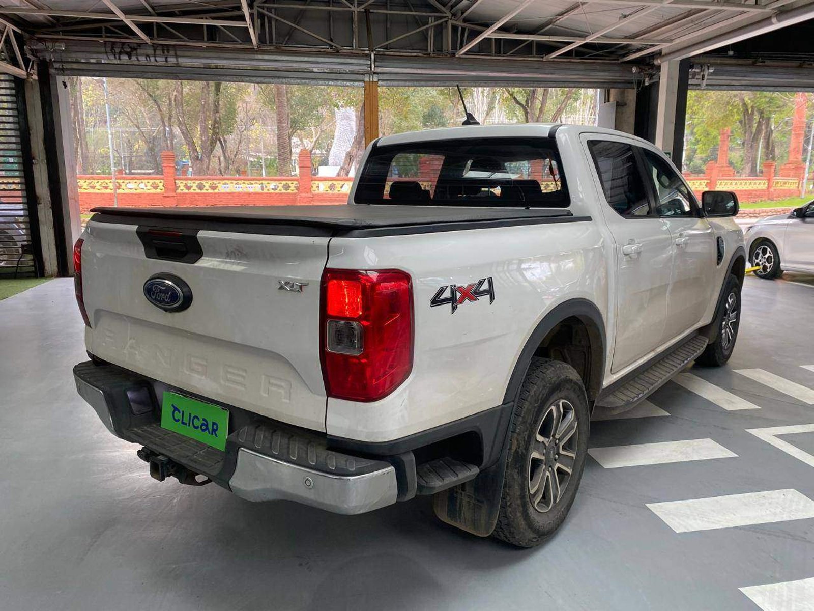 Ford Ranger 2.0 Xlt Diesel 4x4 Dob. Cab. At 4p 2024 - Imagen 4 de 5
