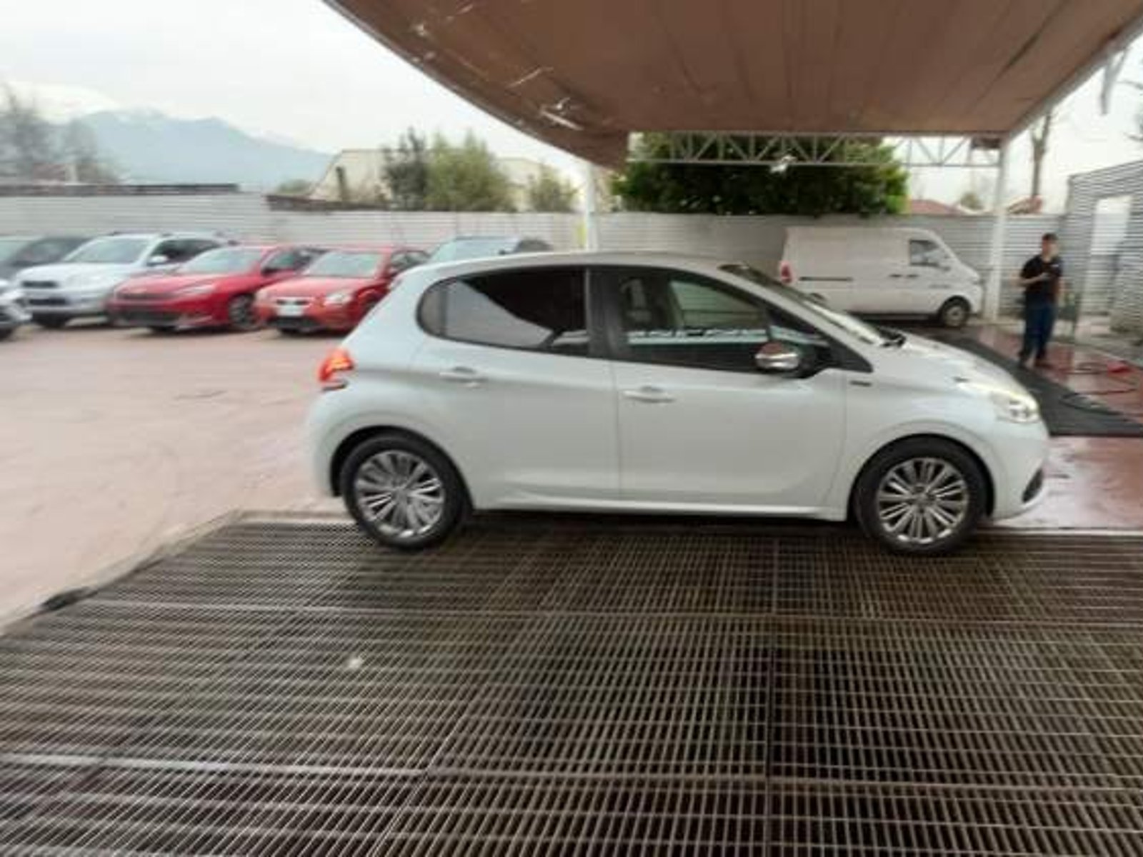 Peugeot 208 1.2 Signature Puretech 4x2 82 Mt5 5p 2020 - Foto 3 de 5