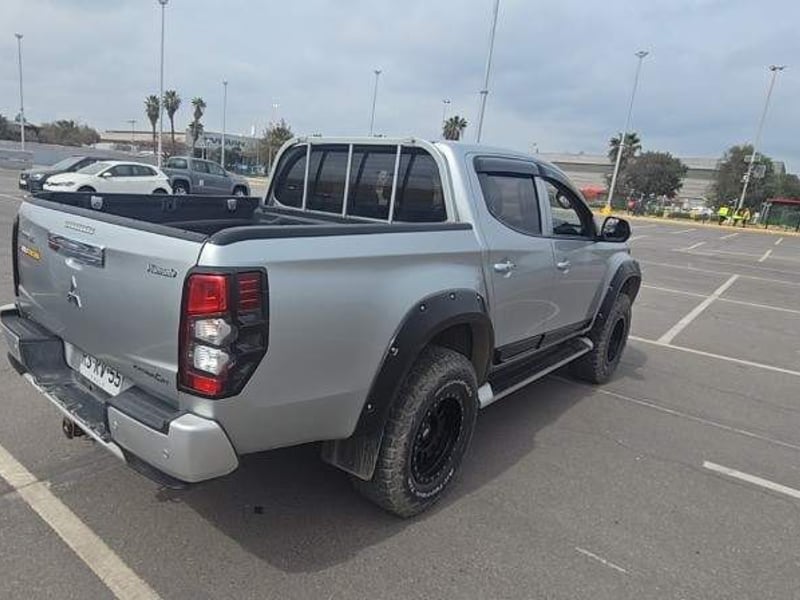 Mitsubishi L200 2.4 Katana Crt Diesel Special Pack Dob. Cab. 4x4 Mt 4p 2022 - Imagen 4 de 5