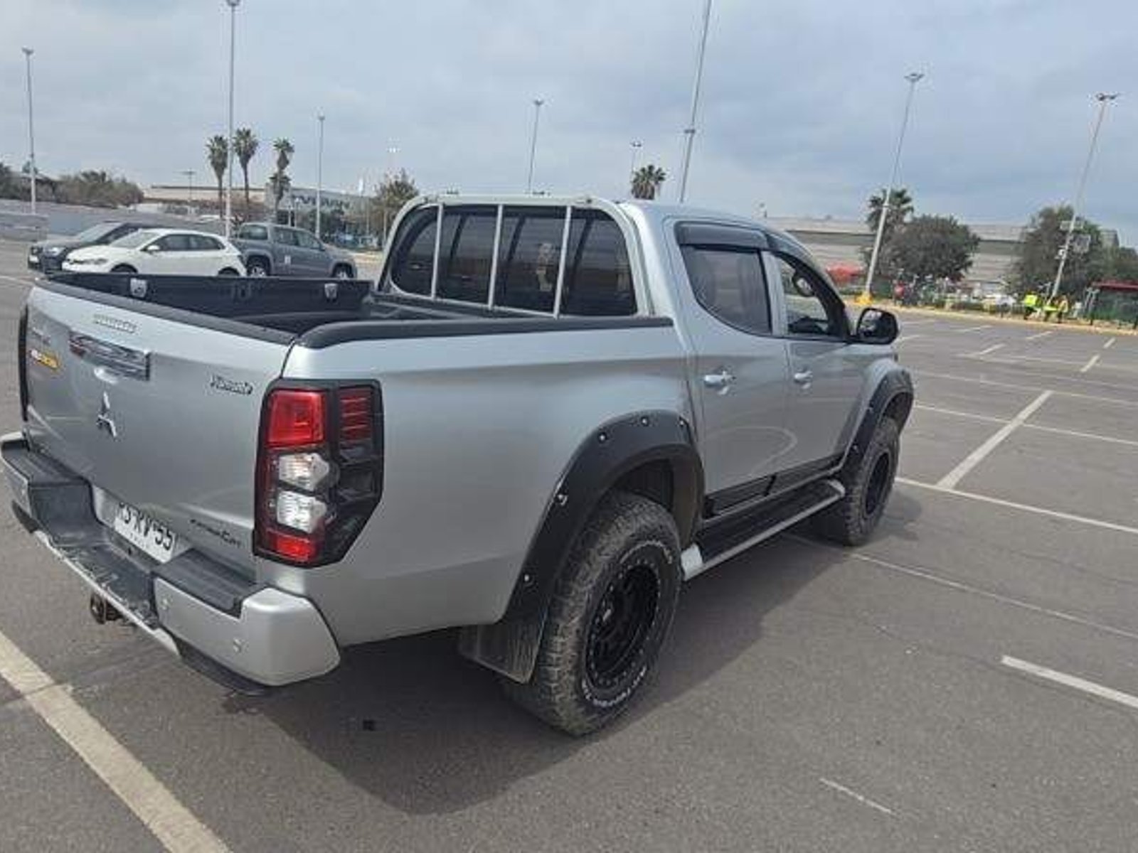 Mitsubishi L200 2.4 Katana Crt Diesel Special Pack Dob. Cab. 4x4 Mt 4p 2022 - Foto 4 de 5
