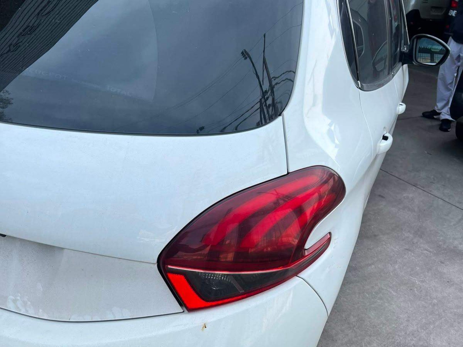 Peugeot 208 1.6 Allure Pack Bluehdi Diesel 4x2 100hp Mt 5p 2018 - Foto 3 de 4