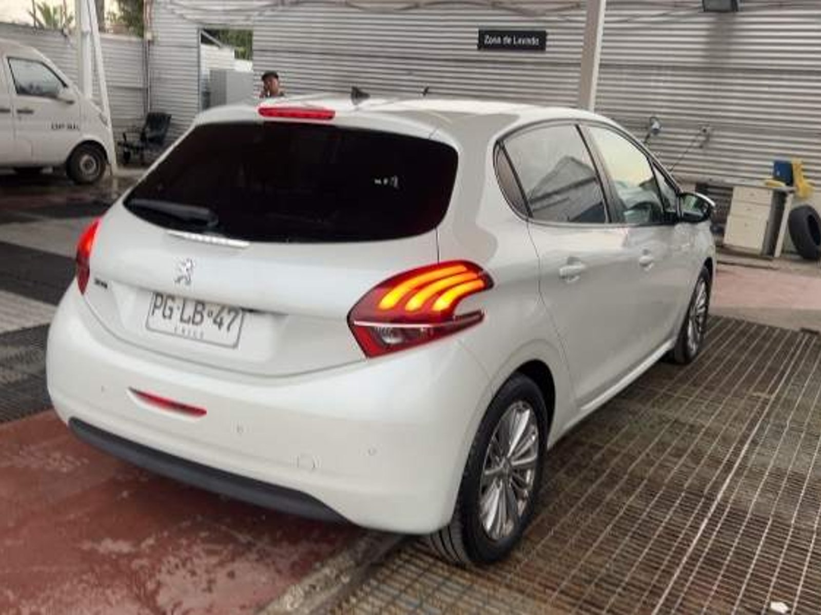 Peugeot 208 1.2 Signature Puretech 4x2 82 Mt5 5p 2020 - Foto 4 de 5